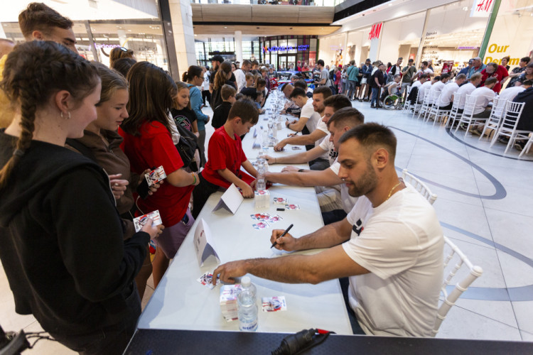 FOTOGALERIE: Hokejisté Olomouce rozdávali autogramy před novou sezonou