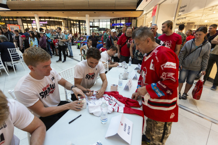 FOTOGALERIE: Hokejisté Olomouce rozdávali autogramy před novou sezonou