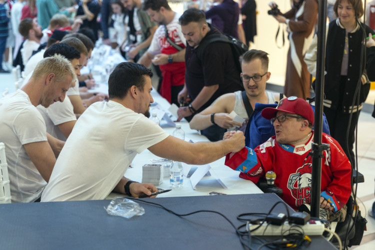 FOTOGALERIE: Hokejisté Olomouce rozdávali autogramy před novou sezonou