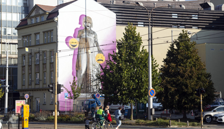 Loňská malba múzy Melpomené na budově Moravského divadla Olomouc