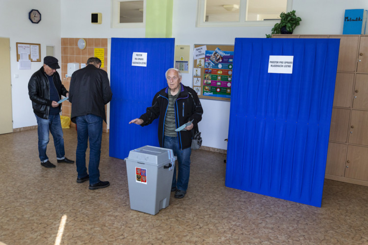 FOTOGALERIE: Lidé na Hané vyrazili k volbám