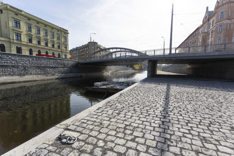FOTOGALERIE: Náplavka v Olomouci zve k procházkám. Část nového nábřeží je ještě uzavřena