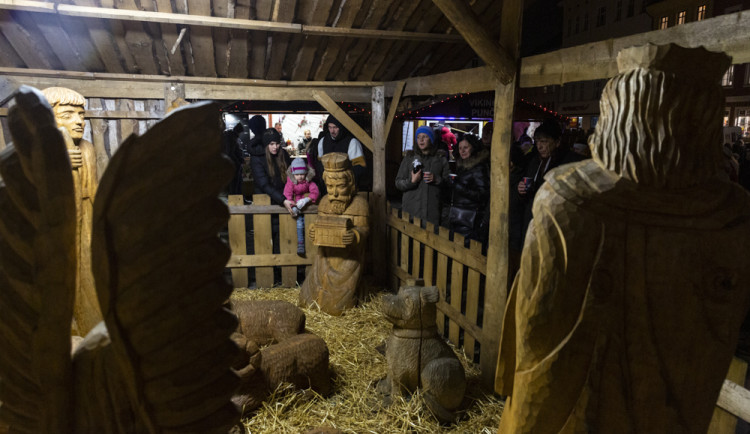 FOTOGALERIE: Strom z Hluboček dostal jméno Perníček. V Olomouci začaly vánoční trhy