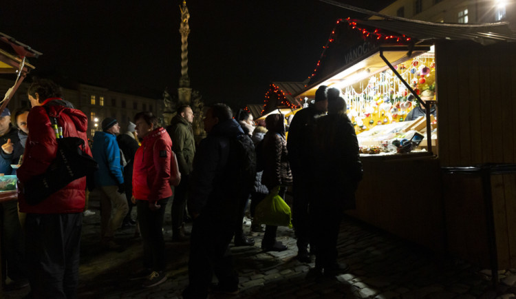 FOTOGALERIE: Strom z Hluboček dostal jméno Perníček. V Olomouci začaly vánoční trhy