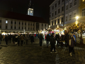 FOTOGALERIE: Strom z Hluboček dostal jméno Perníček. V Olomouci začaly vánoční trhy