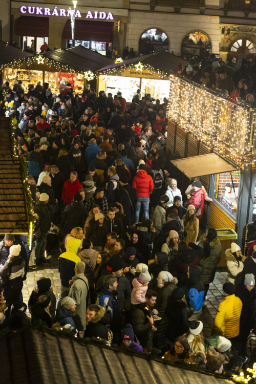 FOTOGALERIE: Strom z Hluboček dostal jméno Perníček. V Olomouci začaly vánoční trhy