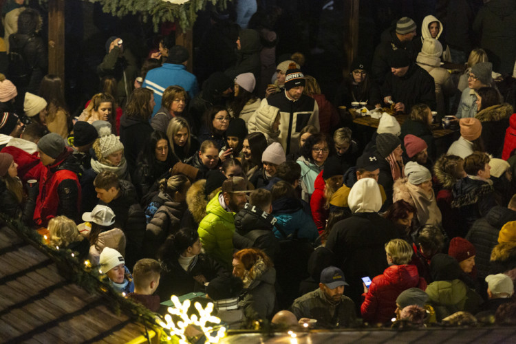 FOTOGALERIE: Strom z Hluboček dostal jméno Perníček. V Olomouci začaly vánoční trhy