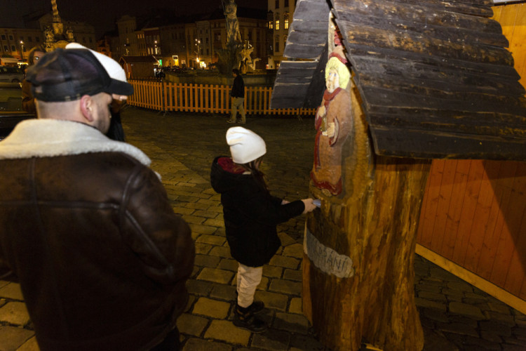 FOTOGALERIE: Strom z Hluboček dostal jméno Perníček. V Olomouci začaly vánoční trhy
