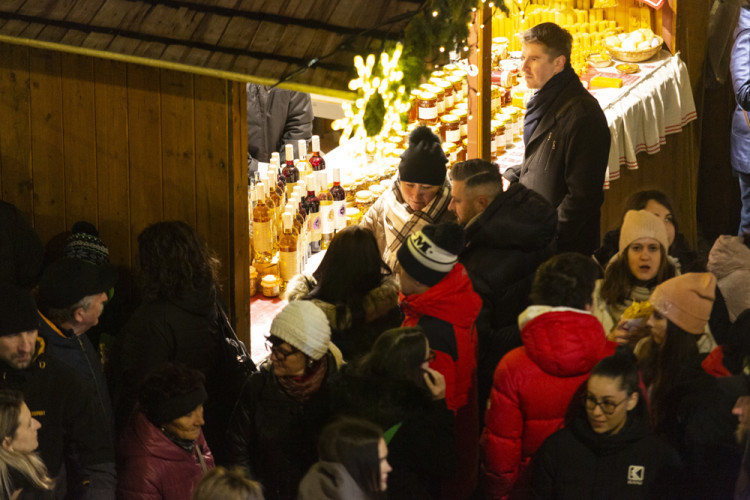 FOTOGALERIE: Strom z Hluboček dostal jméno Perníček. V Olomouci začaly vánoční trhy