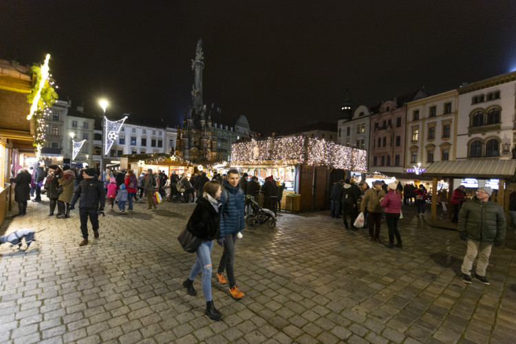 FOTOGALERIE: Radniční věž i vyhlídkové kolo. Vánoční trhy v Olomouci lákají i na pohled z výšky