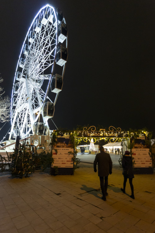 FOTOGALERIE: Radniční věž i vyhlídkové kolo. Vánoční trhy v Olomouci lákají i na pohled z výšky