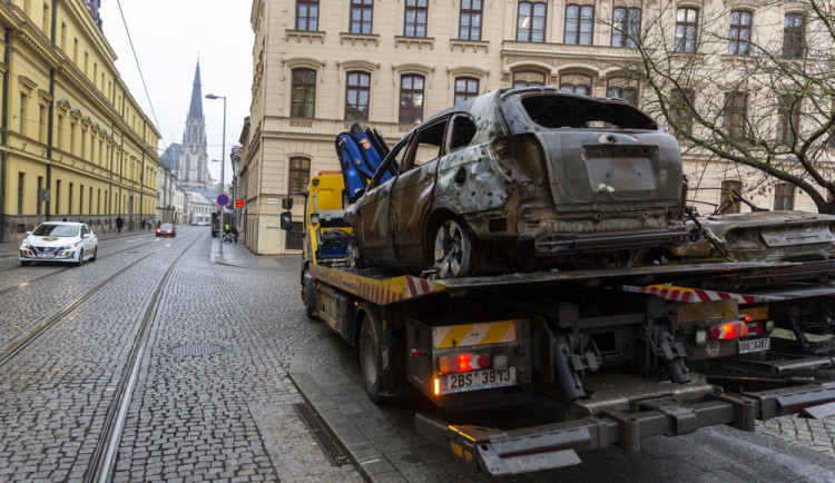 FOTOGALERIE: Válku na Ukrajině připomínají v Olomouci zdevastovaná auta