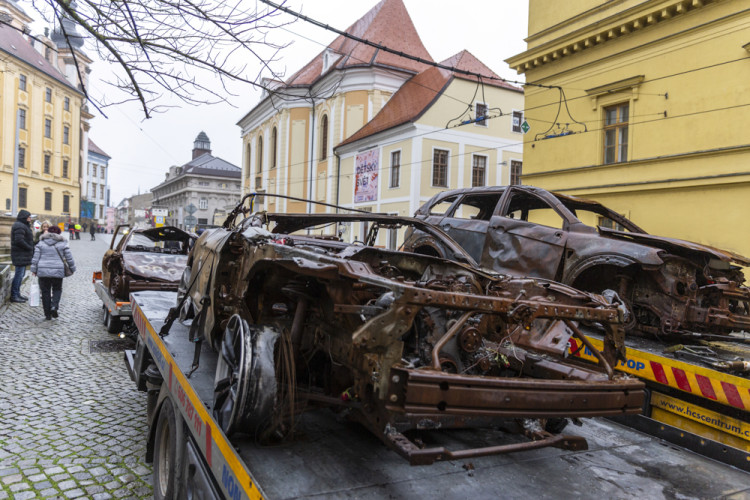 FOTOGALERIE: Válku na Ukrajině připomínají v Olomouci zdevastovaná auta