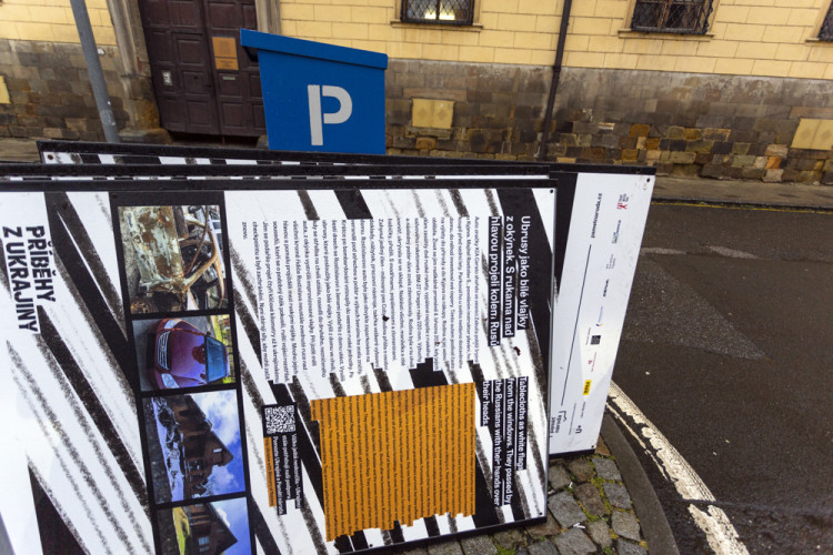 FOTOGALERIE: Válku na Ukrajině připomínají v Olomouci zdevastovaná auta
