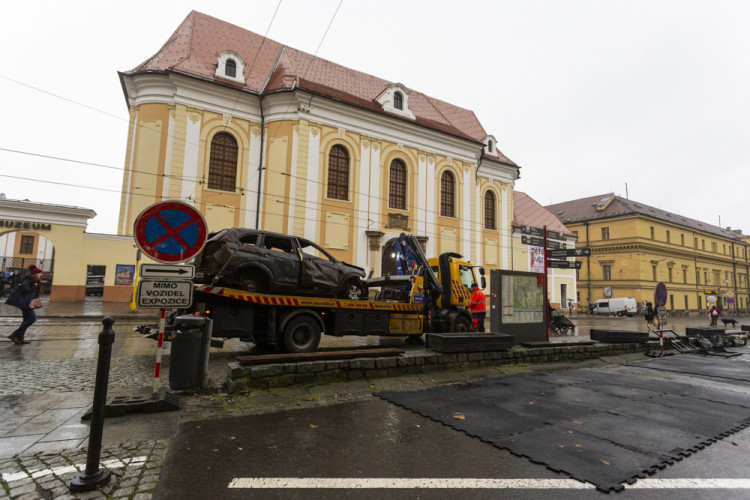 FOTOGALERIE: Válku na Ukrajině připomínají v Olomouci zdevastovaná auta