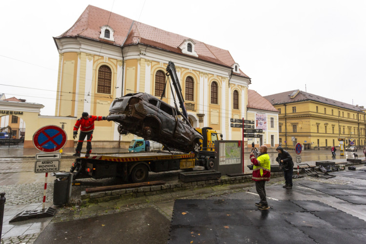 FOTOGALERIE: Válku na Ukrajině připomínají v Olomouci zdevastovaná auta
