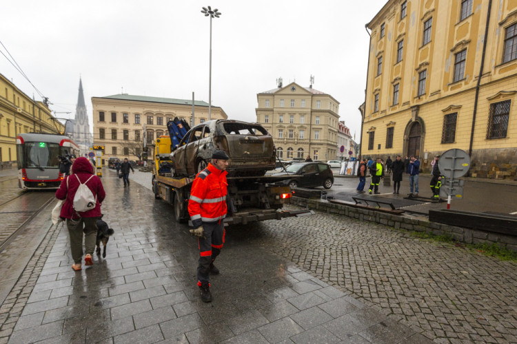 FOTOGALERIE: Válku na Ukrajině připomínají v Olomouci zdevastovaná auta