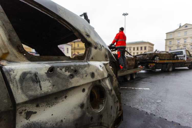 FOTOGALERIE: Válku na Ukrajině připomínají v Olomouci zdevastovaná auta