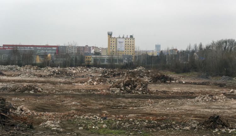 FOTOGALERIE: Budovy na Velkomoravské šly k zemi. Bývalý vojenský areál prochází přeměnou