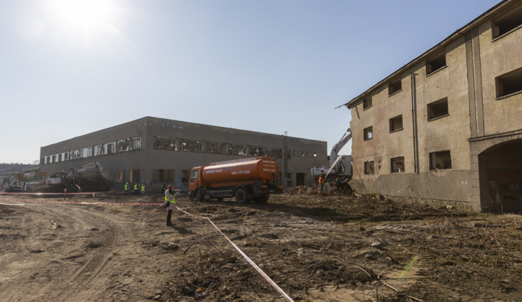 FOTOGALERIE: Budovy na Velkomoravské šly k zemi. Bývalý vojenský areál prochází přeměnou