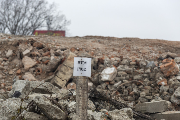 FOTOGALERIE: Budovy na Velkomoravské šly k zemi. Bývalý vojenský areál prochází přeměnou