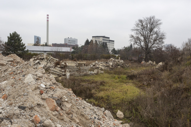 FOTOGALERIE: Budovy na Velkomoravské šly k zemi. Bývalý vojenský areál prochází přeměnou