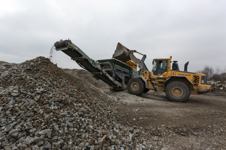 FOTOGALERIE: Budovy na Velkomoravské šly k zemi. Bývalý vojenský areál prochází přeměnou