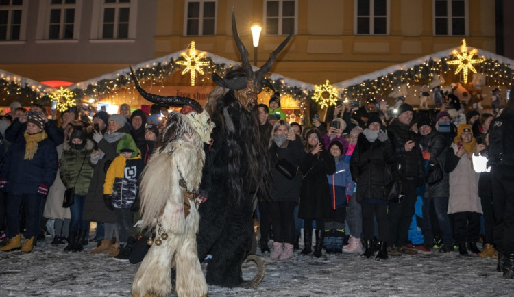 Přehlídka krampusáků zaplnila olomoucká náměstí na maximum