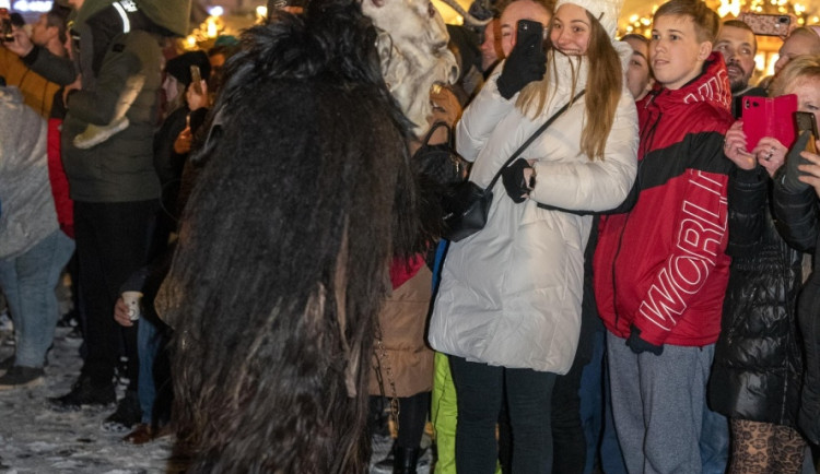 FOTOGALERIE: Přehlídka krampusáků zaplnila olomoucká náměstí na maximum