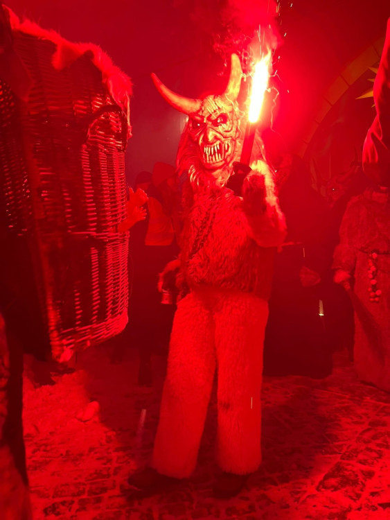 Přehlídka krampusáků zaplnila olomoucká náměstí na maximum