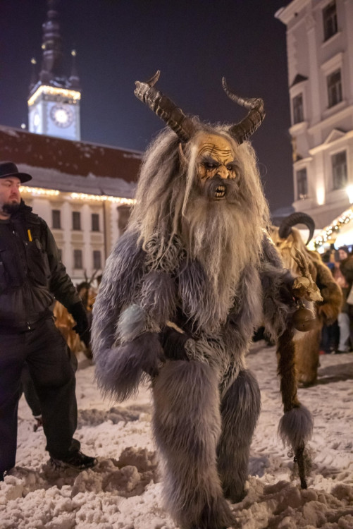 Přehlídka krampusáků zaplnila olomoucká náměstí na maximum