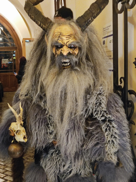 Přehlídka krampusáků zaplnila olomoucká náměstí na maximum