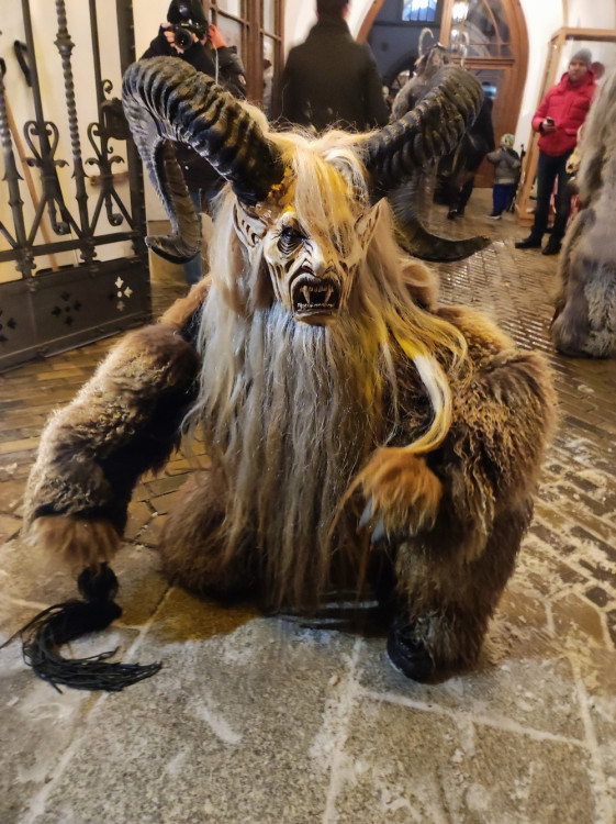 Přehlídka krampusáků zaplnila olomoucká náměstí na maximum