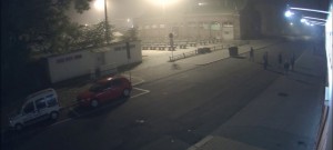 VIDEO: Mladík v Kateřinské převrátil kontejner. Chtěl prý stížit práci popelářům